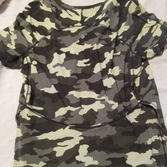 Lululemon T Shirt - Picture 1 of 3